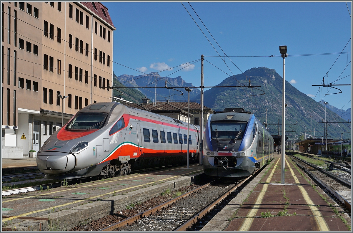 Der nach Basel SBB fahrende FS Trenitalia ETR 610 003 begegnet in Domodossola einem  Minuteto  der gegen Mittag nach Novara fahren wird.

25. Juni 2022