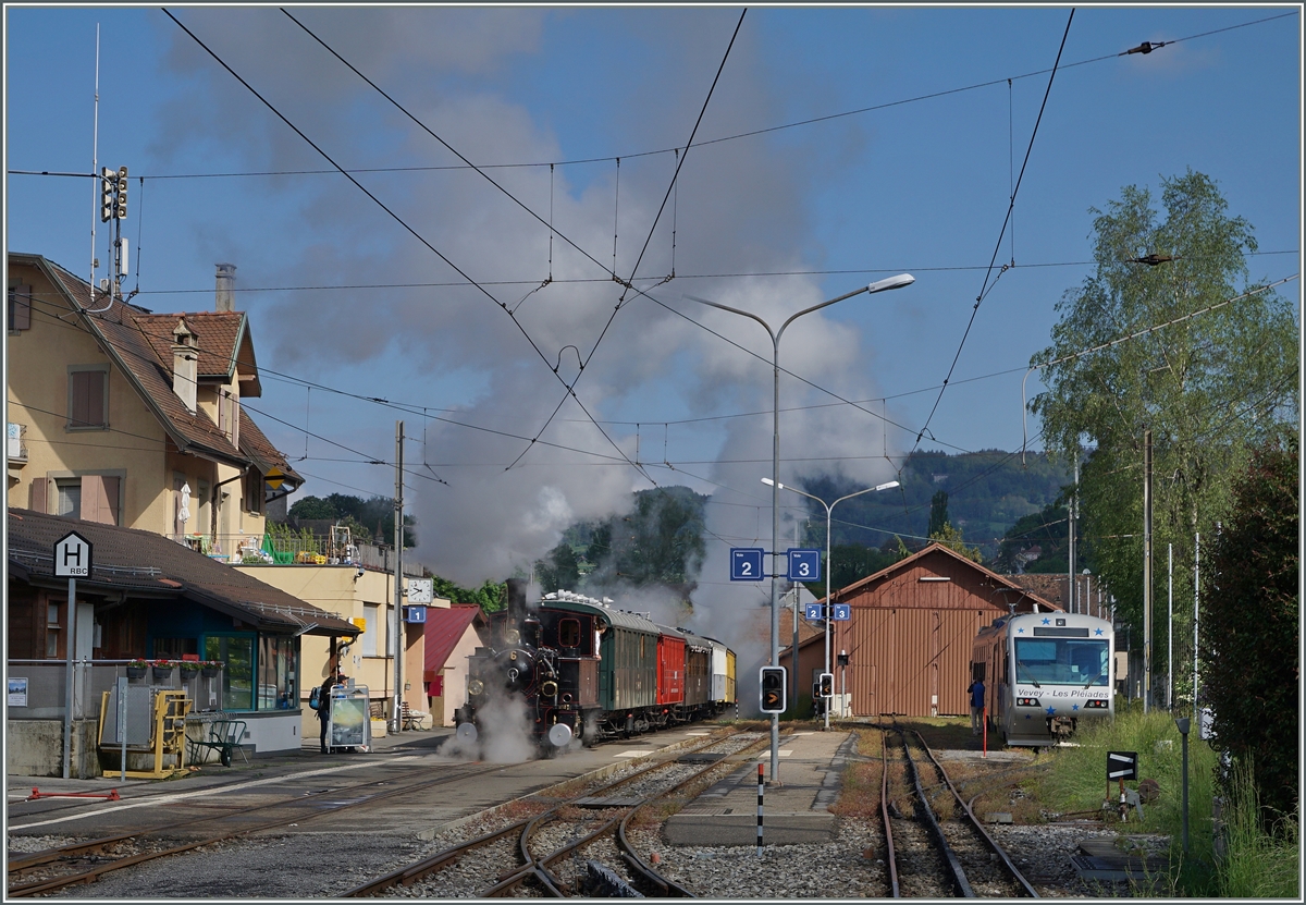 Der nach Vevey abfahrende erste Riviera Bell Epoque Zug dampft und raucht, dass es eine wahre Freude ist.
15. Mai 2016