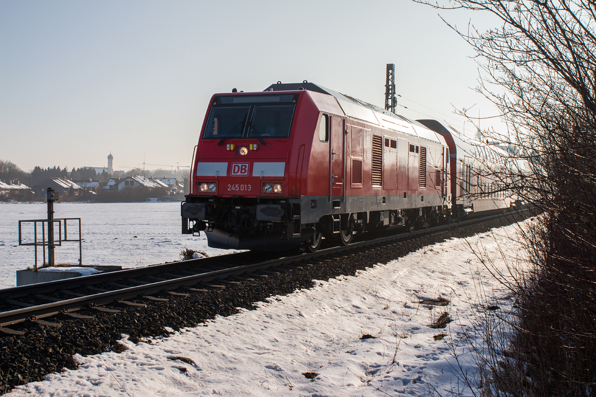 Der Nachmittag des 13.02.15 (Freitag der 13.) gestaltete sich sehr sonnig, nur die Züge kamen aus der falschen Richtung...
So wurde 245 013-8 mit ihrem Dosto-Zug nach Mühldorf in Markt Schwaben abgelichtet.
Hinter ihr befindet sich der erste Oberleitungsmast der elektrifizierten KBS 940 nach München.