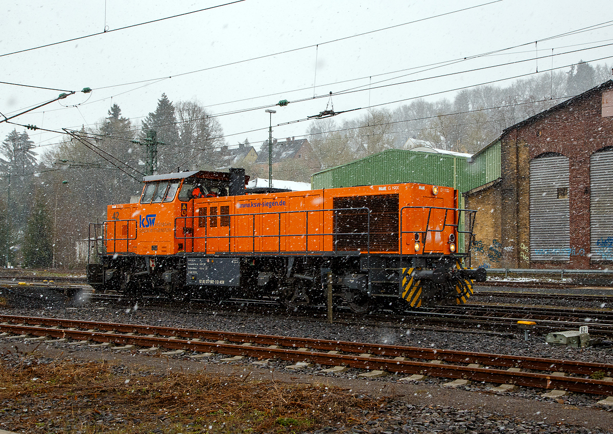 Der nächste Schneeschauer ist da, und die KSW 42 (92 80 1277 902-3 D-KSW), eine Vossloh MaK G 1700 BB der KSW Kreisbahn Siegen-Wittgenstein, kommt am 06.04.2021 als Tfzf (Triebfahrzeugfahrt) bzw. Lz (Lokzug) aus Siegen in Betzdorf (Sieg) an. Nach dem Umsetzen fährt sie dann über die Hellertalbahn (KBS 462) nach Herdorf.