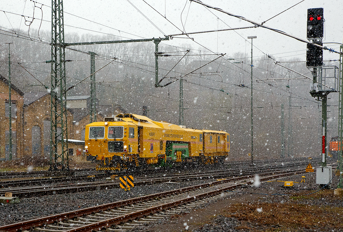 Der nchste Schneeschauer ist da und....
Der Plasser & Theurer Dynamic Stopfexpress 09-3X, Schweres Nebenfahrzeug Nr. 99 80 9121 026-5 D-JH, ex 97 40 71 507 17-1, eine Dreischwellenstopfmaschine Joseph Hubert GmbH & Co. KG, fhrt am 06.04.2021 bei starkem Schneefall durch Betzdorf/Sieg in Richtung Siegen.


Der Dynamic Stopfexpress 09-3X wurde 2003 von Plasser & Theurer in Linz (A) unter der Maschinen-Nr. 3097 gebaut.  Die Dynamic 09-3X sind kontinuierlich arbeitende Nivellier-, Hebe-, Richt- und Drei-Schwellen-Stopfmaschinen mit integrierter dynamischer Gleisstabilisation. Sie ermglichen das Stopfen von drei Schwellen in einem Arbeitsgang. Dadurch wird eine hohe Arbeitsgeschwindigkeit erzielt. Diese Maschinen sind jedoch fr den Bereich von Weichen geeignet. Bei der Stopfung wird der Schotter unter der Schwelle verdichtet, wodurch ein stabiles Schwellenauflager entsteht.


TECHNISCHE DATEN:
Spurweite: 1.435 mm
Lnge ber Puffer: 33.540 mm
Gesamtgewicht: 126 t
Hchstgeschwindigkeit eigen/gezogen:100km/h 
Motorleistung: 550 kW
