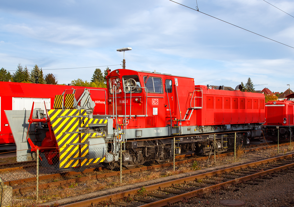 
Der nchste Winter kann kommen...

Die in Fulda stationierte selbstfahrende Schneeschleuder 716 002-1 der DB Netz AG ist am 05.10.2015 beim DB Werk Fulda abgestellt und konnte vom Bahnsteig fotografiert werden.