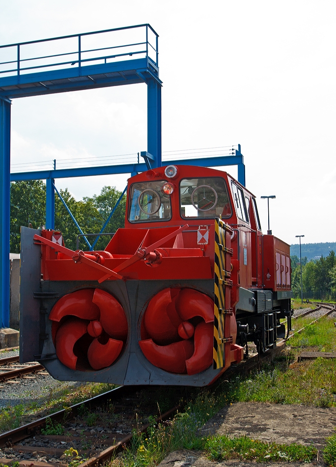 Der nchste Winter kann kommen...

Schneeschleuder der Baureihe 832, der DB Netz AG, Schweres Nebenfahrzeug Nr. 40 80 947 5 196-8,  steht am 24.08.2013, mit erledigter Revision, im Dampflokwerk Meiningen (DLW).

Diese Schneeschleuder wurde 1974 von Beilhack als Typ HB 600  unter der Fabrik Nr. 68 gebaut. Die Schnee-Schleudereinrichtungen werden von zwei eingebauten Dieselmotoren angetrieben, der Fahrantrieb erfolgt durch eine separate Lok. 
Der Aufbau ist um 180  drehbar, um die Arbeitsrichtung wechseln zu knnen. 

Technische Daten: 
Achsanzahl: 2
Spurweite: 1.435 mm (Normalspur)     
Lnge ber Alles: 12.000 mm
Achsabstand: 5.000 mm
Eigengewicht: 32 t
Zul. Anhngelast: -
Zur Mitfahrt zugel. Personen: 6
Hchstgeschwindigkeit: 80 km/h ursprnglich 90 km/h (vorangestellt 50 km/h)
Rumgeschwindigkeit: 0,5 km/h bis zu 25 km/h
Rumleistung (t/h)  max. 7.800
