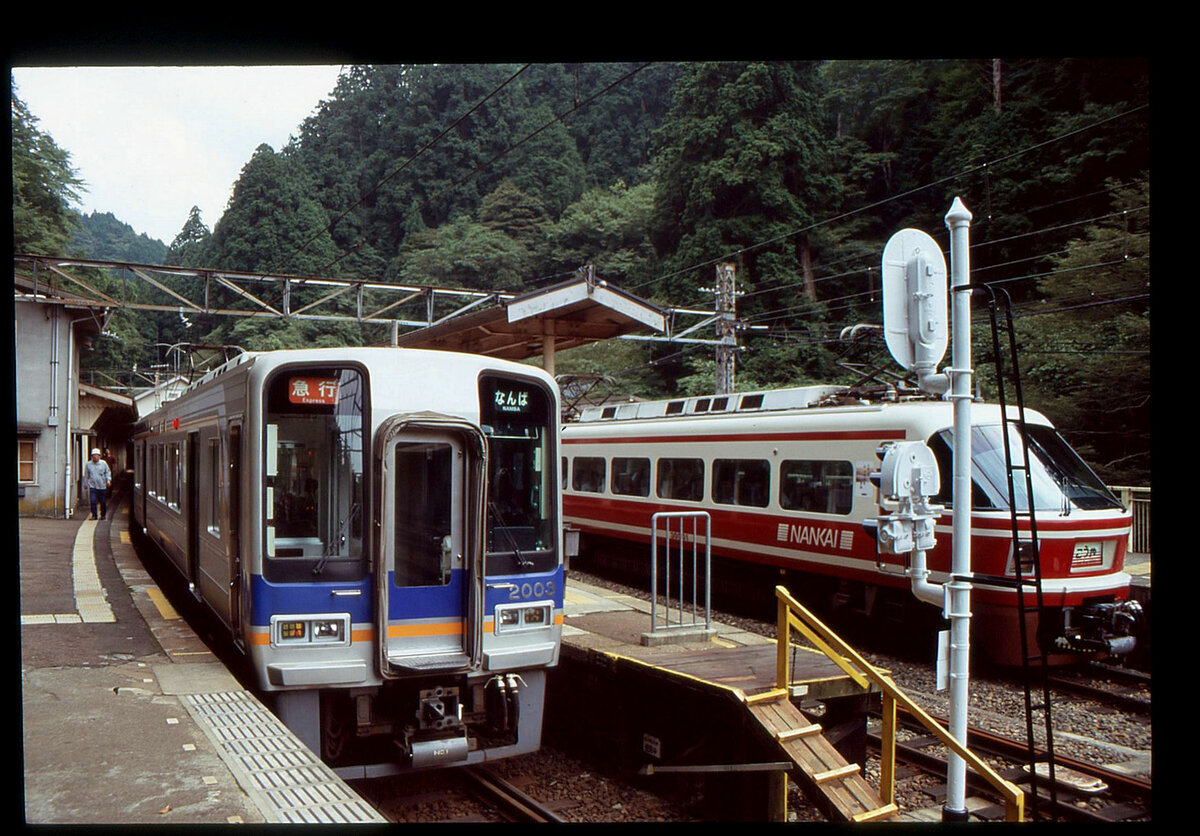 Der Nankai-Konzern, Partnerbahn der MOB: An der Endstation der Nankai Bahnstrecke zum Kôyasan. Von hier aus muss man noch eine Standseilbahn und einen Bus nehmen. Links Regionaltriebzug 2003, rechts ein Express-Zug (30002) direkt in die Stadt Osaka. 23.September 2004  