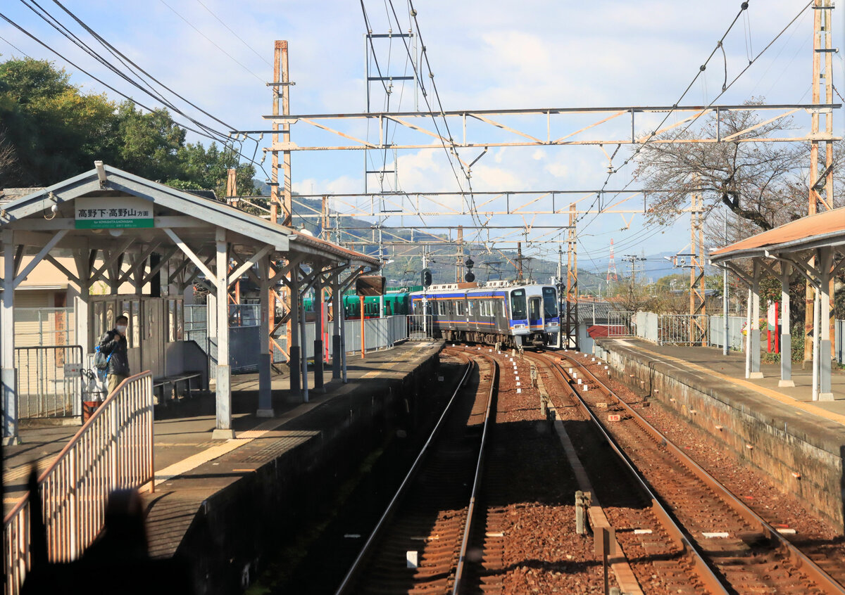 Der Nankai-Konzern, Partnerbahn der MOB: Einfahrt von Zug 2037 in Kamuro, am Fusse des Kôya-san Tempelbergs. 5.November 2022 
