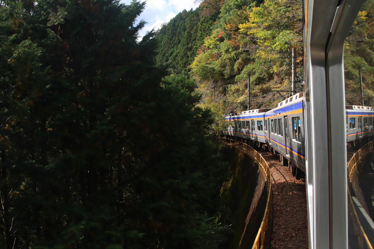 Der Nankai-Konzern, Partnerbahn der MOB: Typische Landschaft auf der Bergstrecke, oberhalb Kii Hosokawa. In Zug 2041, 5.November 2022  