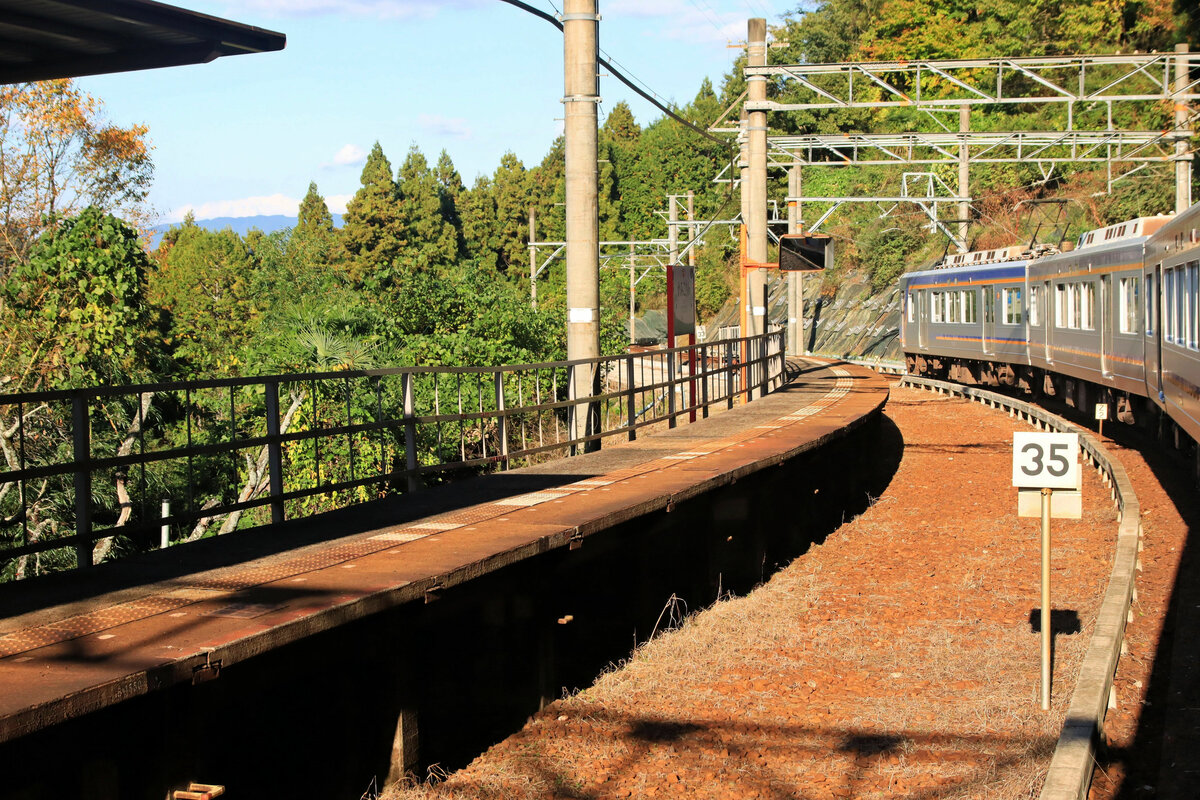 Der Nankai-Konzern, Partnerbahn der MOB: Zug 2041 auf der Bergstrecke zum Kôya-san beim Halt in Kami Kosawa. 5.November 2022 