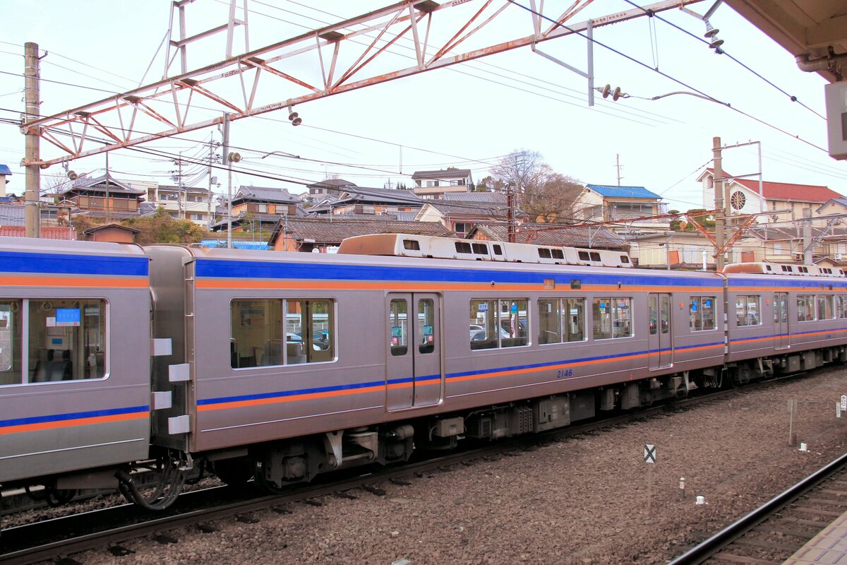 Der Nankai-Konzern, Partnerbahn der MOB: Zwischenwagen 2146 aus Zug 2046 der Linie zum Kôya-san in Hashimoto, 28.März 2017 