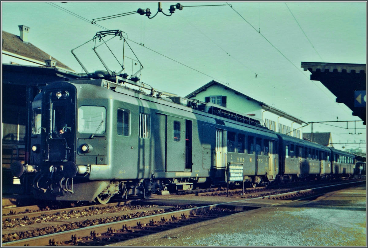  Der Nebenbahn-Regionalzug der 80er . Auf vielen Nebenstrecken versahen in den 1980 Jahren BDe 4/4, B und Bt (bwz. ABt) den Dienst. Hier wartet in Zofingen der BDe 4/4 1631 auf die Abfahrt nach Aarau. 
3. März 1985