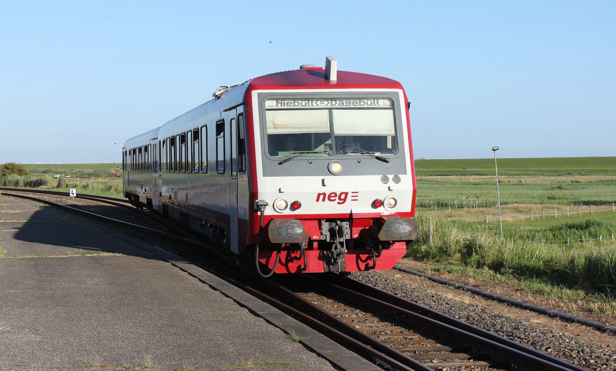 Der Negtriebwagen mal etwas mehr im Bild als auf dem nächsten Bild. Dagebüll, 21.07.2013