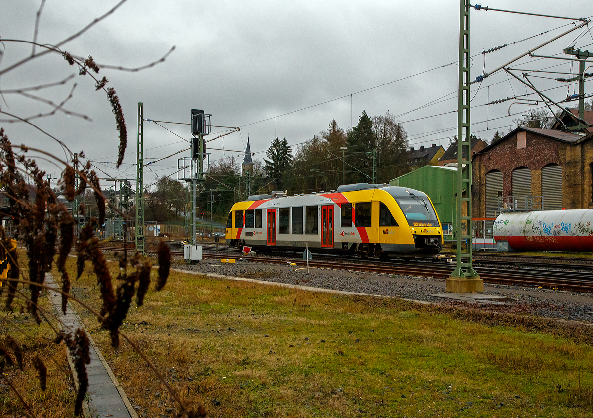 Der nette und freundliche Tf der HLB fährt dem VT 205 Abp (95 80 0640 105-2 D-HEB), in Alstom Coradia LINT 27 der (Hessische Landesbahn) am 04.01.2022, als RB 90  Westerwald-Sieg-Bahn  (Siegen - Au/Sieg – Altenkirchen) von Betzdorf (Sieg) weiter in Richtung Au (Sieg). 

Nochmal einen lieben Gruß an den netten und freundlichen Tf zurück.