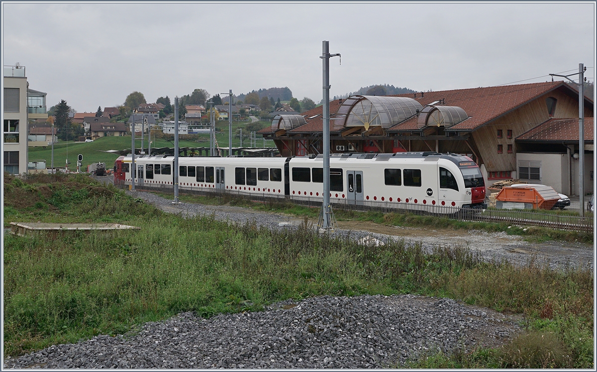 Der  neue  Bahnhof von Châtel St-Denis benötig zur Einführung in die Strecken nach Bulle einen leichten S-Bogen, der wie im Bild zu sehen z.T. etwas östlicher als die zur Zeit betriebene Stecke zu liegen kommt.

28. Okt. 2019