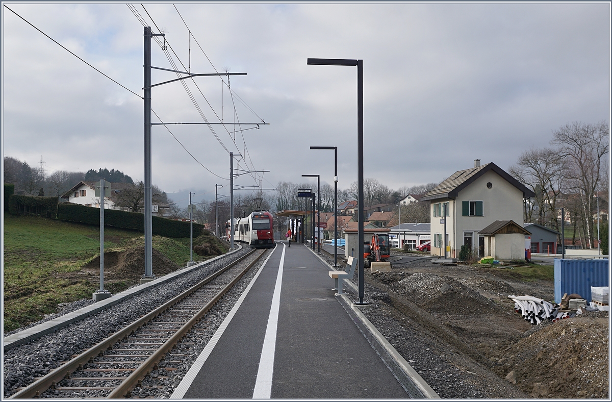 Der  neue  Bahnhof von Remaufens liegt etwas weiter südlich als die ursprüngliche Streckenführung wie am ehemaligen Empfangsgebäude festgestellt werden kann.

 
28. Dez. 2019 