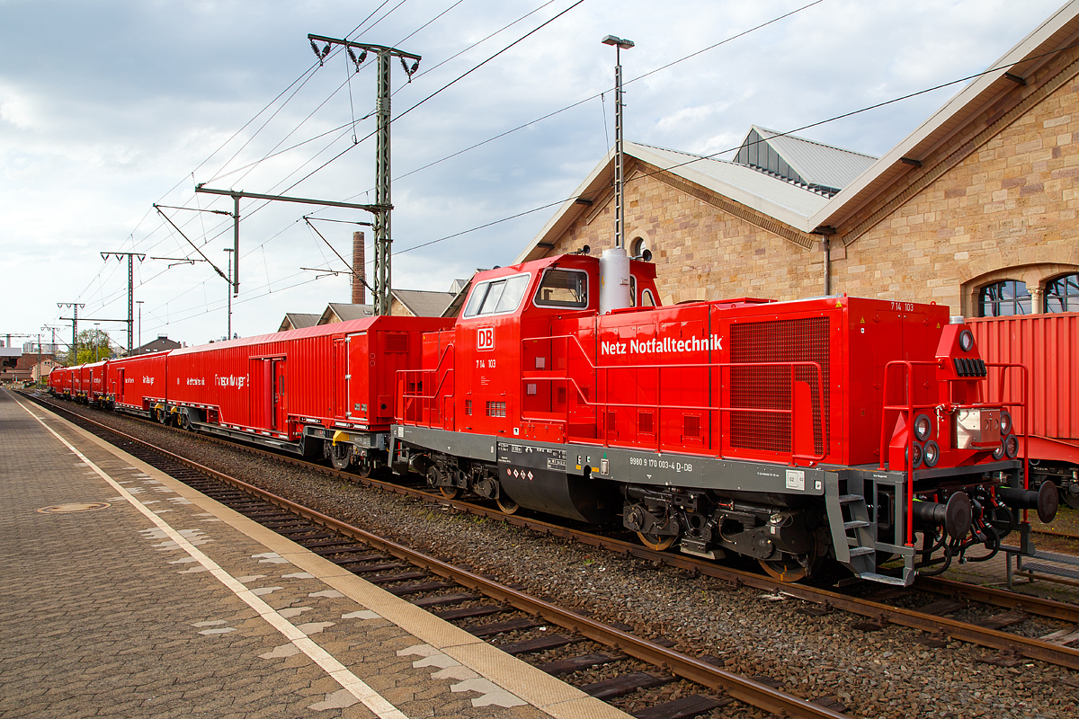 Der neue DB Rettungszug Fulda (früher Tunnelrettungszug) der DB Netz Notfalltechnik am 30.04.2016 in Fulda.

Im Rahmen der neunen Schnellfahrstrecken für den ICE der Deutschen Bundesbahn wurde auch die Notwendigkeit erkannt, auf den tunnelreichen Neubaustrecken besondere Hilfszüge im Havariefall einzusetzen. Ein erster Prototyp wurde am 19.05.88 in Fulda der Öffentlichkeit vorgestellt. Vorgesehen waren sie für die langen Tunnel auf der Neubaustrecke Fulda - Würzburg. Mittlerweile gibt es sechs solcher Züge, die in Hildesheim, Kassel, Fulda, Würzburg, Mannheim und Kornwestheim stationiert sind. Im Ernstfall sollen mit diesen zunächst Tunnelhilfszüge genannten Zügen entsprechend ausgerüstete Feuerwehren und Spezialkräfte schnell zum Unfallort transportiert werden. Dabei ist vorgesehen, dass der Zug bis zur Unfallstelle vorfährt. Im Bedarfsfall kann dieser jedoch geteilt werden, wobei die Lok 2 mit dem Transportwagen 2 quasi im Pendelverkehr evakuierte Personen zur Tunnelausfahrt bringt. Das Konzept der Tunnelhilfszüge wurde in enger Kooperation der Deutschen Bundesbahn, des hessischen Innenministeriums und der Feuerwehr Fulda entwickelt. Da diese Züge natürlich auch bei Unfällen außerhalb von Tunneln eingesetzt werden können, wurde die Bezeichnung zu Beginn der 90er Jahre richtigerweise in Rettungszüge geändert.

Dieser in Fulda stationierte Zug ist der erste Neubauzug (Indienststellung Ende 2015), von sieben neuen Rettungszügen, wobei ein Zug als Reserve vorgesehen ist. Die DB AG hatte im September 2012 einen Vertrag mit den Firmen Dräger und Tatravagonka zur Lieferung von 36 Rettungszugwagen unterzeichnet. Die neuen Züge sollen die seit 1988 bzw. 1990 vorhandenen  Altbau -Züge nach und nach ersetzen. 

Die Loks der neuen BR 714.1 (UCI Nr. 99 80 9 170....D-DB) sind neu grundlegend umgebaute Loks der BR 212 bzw. ex DB V 100.20. Die Ursprungslok ist optisch äußerlich kaum auszumachen, Drehgestelle und Rahmen sind wohl die alten. Ob Motor und Getriebe noch die alten sind kann ich hier nicht sagen. Modernisierung zur  Tunnelhilfszuglok  wurde im Werk Bremen-Sebaldsbrück der DB Fahrzeuginstandhaltungs GmbH durchgeführt. Es ist u.a. das Kompetenzzentrum für die Instandhaltung von Großdieselmotoren.

Der Zug besteht hier (am Tage der Aufnahme) aus folgender Reihung (von vorne nach hinten):
Lok 2 - Diesellok 714 103 - UCI 99 80 9 170 003-4 D-DB 
Transportwagen 2 (D-DB 99 80 9370 157-6) 
Sanitätswagen (D-DB 99 80 9370 152-7)
Löschmittelwagen (D-DB 99 80 9370 021-4)
Gerätewagen (D-DB 99 80 9370 018-0)
Transportwagen 1(D-DB 99 80 9370 104-8) 
Lok 1 - Diesellok Baureihe 714 101 - UCI 99 80 9 170 001-8 D-DB

Der Zug kommt so auf eine Länge über Puffer von 137,82 m. Die Transportwagen haben jeweils einen Steuerstand mit dem der Zug gefahren werden kann
