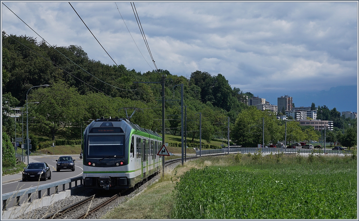 Der neue LEB Be 4/8 N° 62 von Stadler auf einer Dienstfahrt (Testfahrt?) in Richtung Lausanne-Flon aufgenommen in Jouxtens-Mézery.

22. Juni 2020