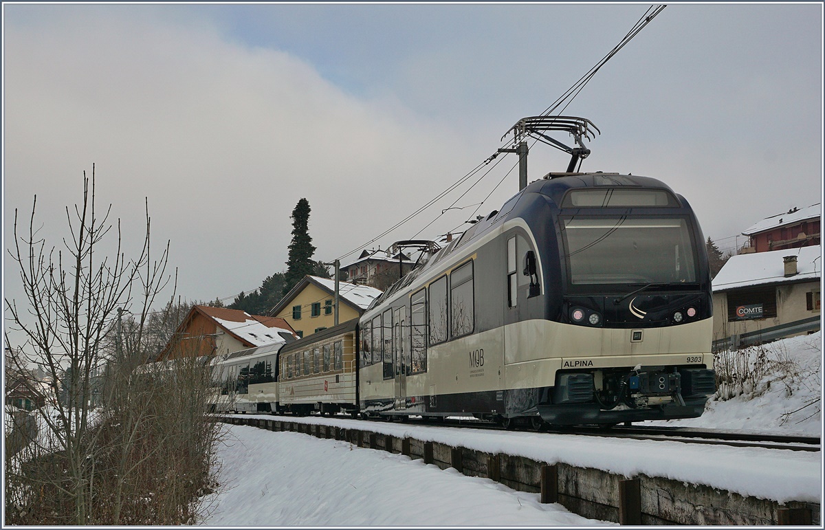 Der neue MOB  Alpina  ABe 4/4 9303 (mit Zwischenwagen und Be 4/4 9203) bei Planchamp.
23.01.2017