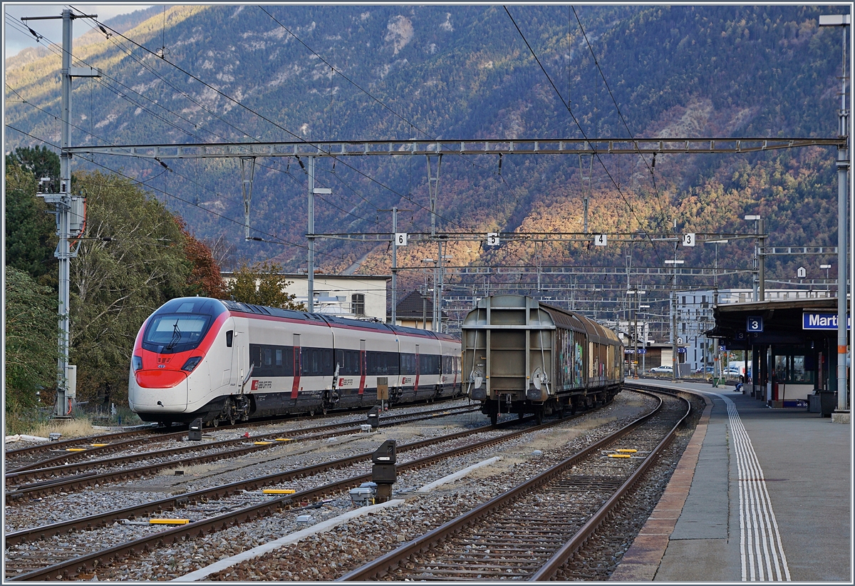 Der neue RABe 501 002 (UIC 93 85 0 501 002-6 CH-SBB) Giruno ist zwischen Testfahrten in Martingy abgestellt. 
30. Okt. 2017 