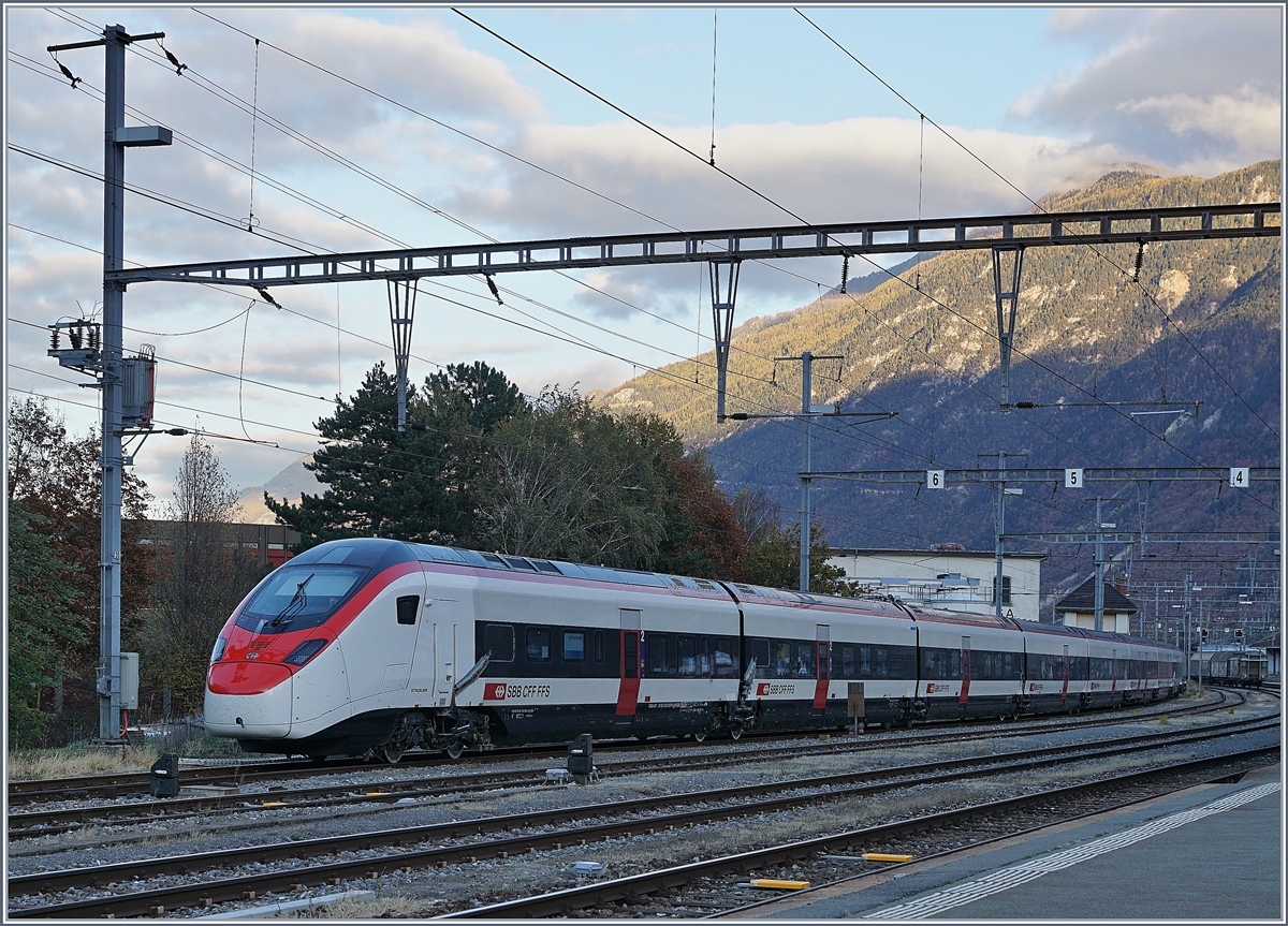 Der neue SBB RABe 501 002 (UIC 93 85 0 501 002-6CH-SBB) in Martiny.
30. Okt. 2017