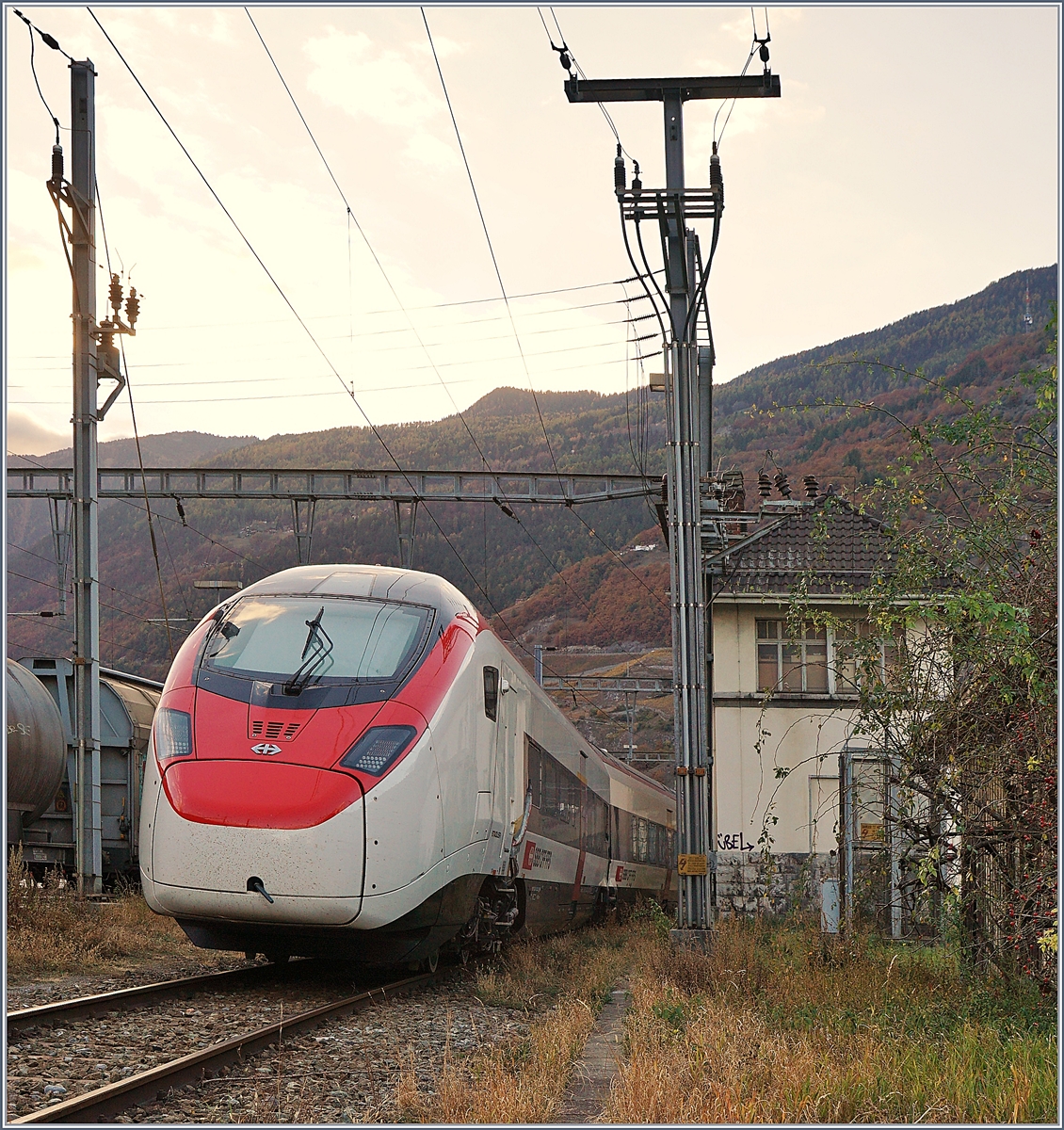 Der neue SBB RABe 501 002 (UIC 93 85 0 501 002-6CH-SBB) in Martiny.
30. Okt. 2017