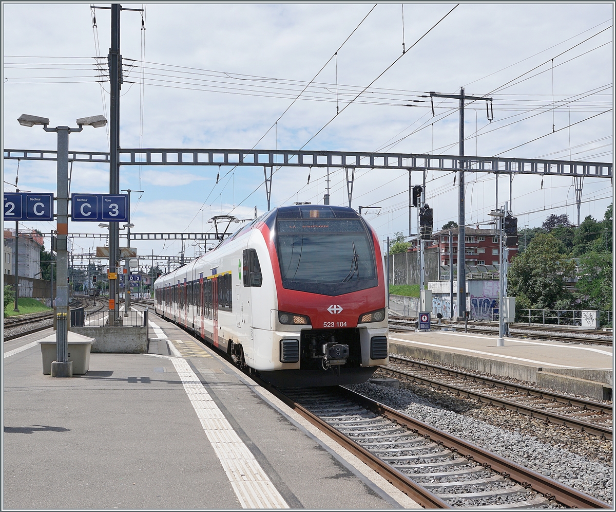 Der neuen Flirt3 RABe 523 104 erreicht als S2 nach Villenveue den Bahnhof von Morges.

2. August 2021