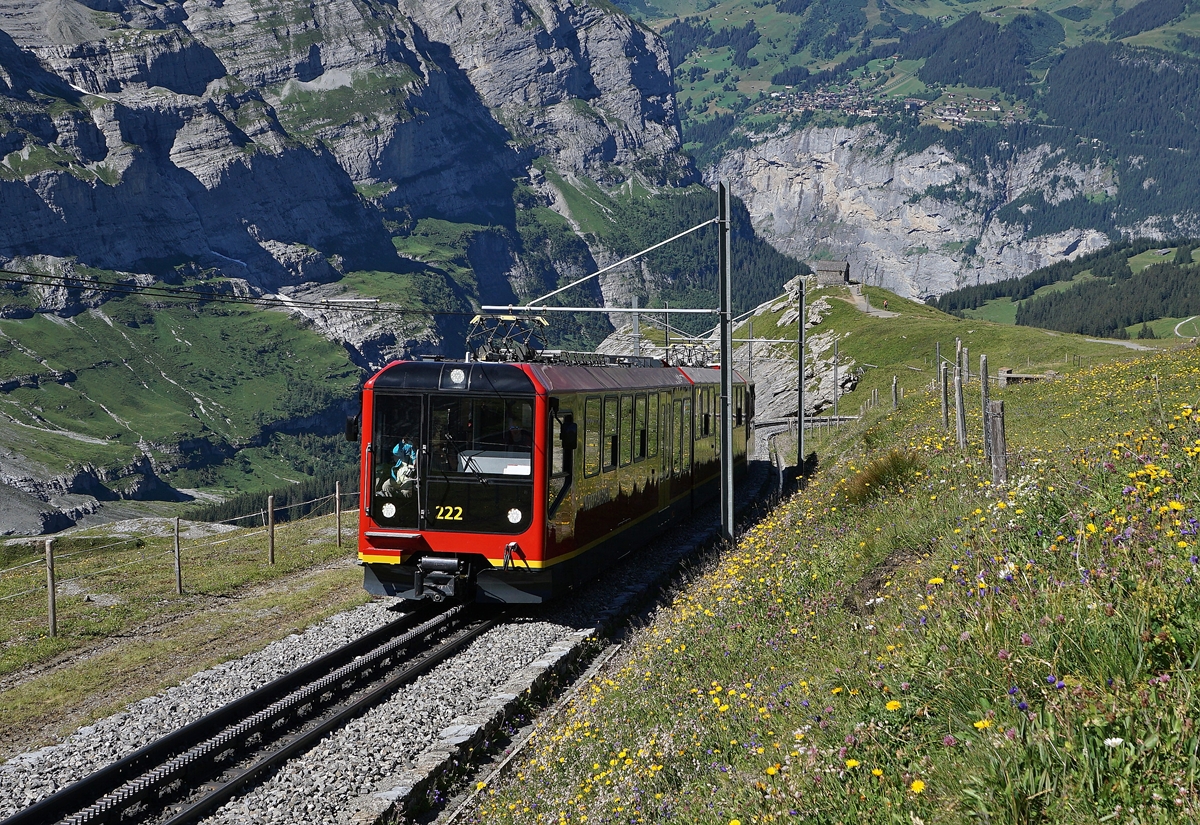 Der neuen Jungfraubahnzug Bhe 4/8 222 nähert sich der Station Eigergletscher.
8. August 2016