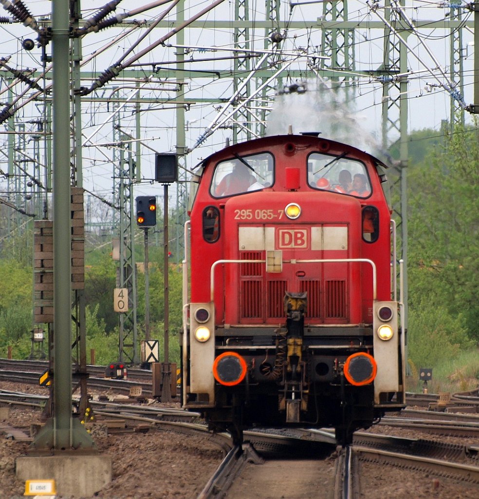 Der neueste Schrei im Jahre 2010...orange Pufferringe....295 065-7 dieselte hier mit noch freundlich grüßenden DB Mitarbeitern durch Hamburg-Harburg. 06.05.2010