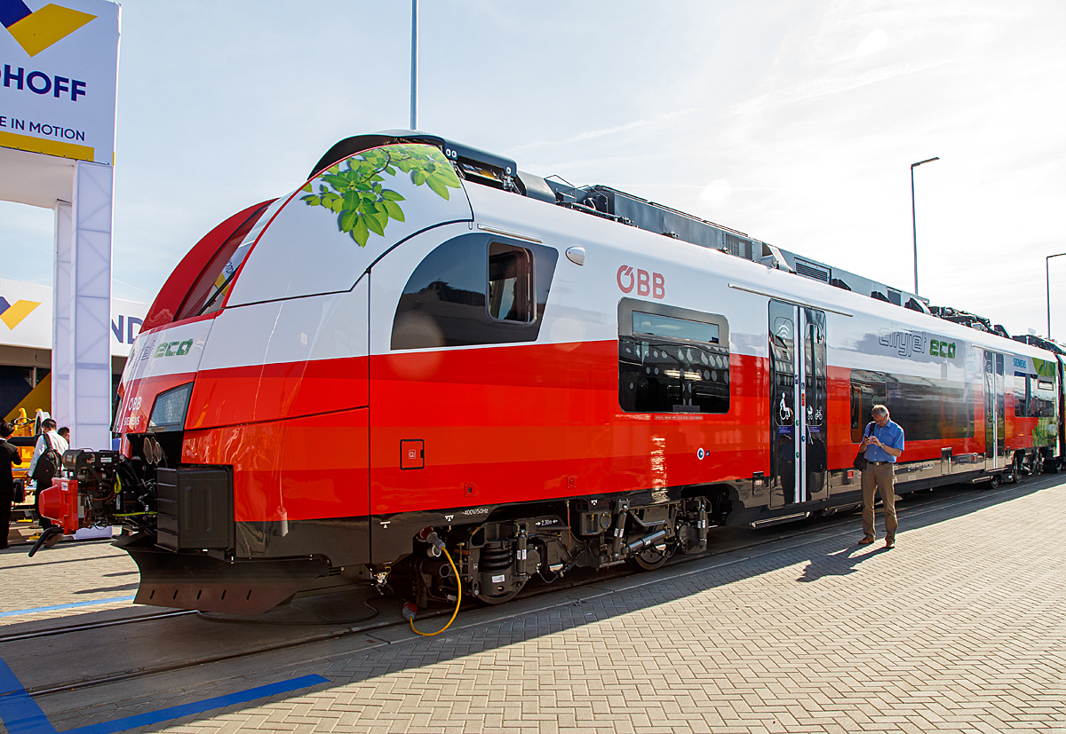 
Der ÖBB Cityjet eco eine Innovation auf Schiene....
Siemens und ÖBB präsentierte auf der InnoTrans 2018 in Berlin (hier 18.09.2018) mit dem ÖBB 4746 049 den Prototyp ÖBB Cityjet eco, ein elektro-hybriden Siemens Desiro ML, eine Innovation auf der Schiene.

ÖBB und Siemens setzen mit dem Cityjet eco neue Maßstäbe auf nicht-elektrifizierten Strecken im Nah- und Regionalverkehr. Mit diesem Zug kann künftig eine nachhaltige Alternative zu Dieselfahrzeugen abseits der Hauptverkehrsrouten geboten werden.

Der Cityjet eco ist eine Alternative für nicht-elektrifizierte Strecken, die heute größtenteils mit dieselbetriebenen Personenzügen befahren werden. Siemens entwickelt einen elektro-hybriden Batterieantrieb, der es möglich macht, dass der Zug auf elektrifizierten Strecken Energie über seinen Stromabnehmer aufnimmt und gleichzeitig in den neu mitgeführten Batterien speichert. Diese Energie kann für den Betrieb auf nicht-elektrifizierten Strecken genutzt werden. Sobald der Zug die elektrifizierte Strecke verlässt, speisen die Batterien das Energieversorgungssystem des Zuges (bis zu ca.80 km). Gemeinsam mit den ÖBB wird diese Technologie nun in einem Pilotprojekt in den kommenden Monaten in der Praxis auf Herz und Nieren geprüft und zur Serienreife weiterentwickelt.

Das Pilotprojekt wird mit einem Zug aus der aktuell für die ÖBB laufenden Serienproduktion des Siemens Desiro ML umgesetzt. Die Bauweise des Fahrzeuges ermöglicht es, zusätzliche Dachlasten aufzunehmen. Damit sinkt die ansonsten branchenweit übliche Liefer- und Fertigungszeit eines Neufahrzeugs von bis zu 36 Monaten auf weniger als die Hälfte.

Die laufende Serienfertigung des ÖBB Cityjets eröffnete die Möglichkeit einer kurzfristigen Entnahme eines Fahrzeugs sowie dessen Umbau zu einem Akku-Triebzug und kurzfristigen Einsatz als Prototypzug im Rahmen einer Erprobungsphase. Die Batterieanlage am Mittelwagen des umgebauten Triebfahrzeuges ÖBB 4746 049 / 549 der Serie DESIRO ML umfasst drei Batteriecontainer, zwei DC/DC-Steller, einen Batteriekühler sowie weitere Elektronikbauteile. Zum Einsatz kommen Lithium-Titanat-Batterien (LTO-Technologie). Diese modifizierten Batterien erlauben – verglichen mit herkömmlichen Lithium-Ionen-Batterien – deutlich höhere Ladeströme zur Schnellladung. Die Lebensdauer der Batterien soll bei Serienreife rund 15 Jahre betragen, was zur Folge hätte, dass sie über die Gesamtnutzungsdauer des Zuges nur einmal gewechselt werden müssen.

TECHNISCHE DATEN:
Spurweite:1.435 mm
Achsfolge: Bo‘Bo‘+2‘2‘+Bo‘Bo‘
Länge (über Kupplung): 75.152 mm
Drehzapfenabstand: 16.240 mm
Achsabstand im Drehgestell: 2.300 mm
Antriebsleistung: 2.600 kW (ca. 1.300kW im Batterie-Modus)
Höchstgeschwindigkeit: 140 km/h (120 km/h im Batterie-Modus)
Installierte Batteriekapazität: 528 kWh
Anfahrbeschleunigung1,0 m/s² (0.77 m/s² im Batterie-Modus)
Stromsystem: 15 kV 16,7 Hz AC / 25 kV, 50 Hz AC
Fußbodenhöhe: 600 mm
Fahrgastkapazität: 244 Sitzplätze 
Max. Achslast: kleiner 17 t 
