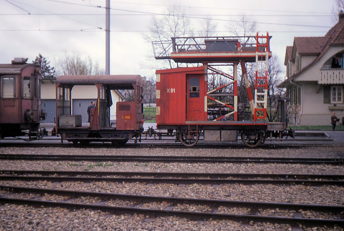 Der OJB Traktor Tm 100 (ehemals SBB Brünig-Bahn, erbaut 1933, 1966 von der OJB übernommen, 45 PS) und der Fahrleitungs-Montagewagen X 91. Langenthal, 26.April 1970. 