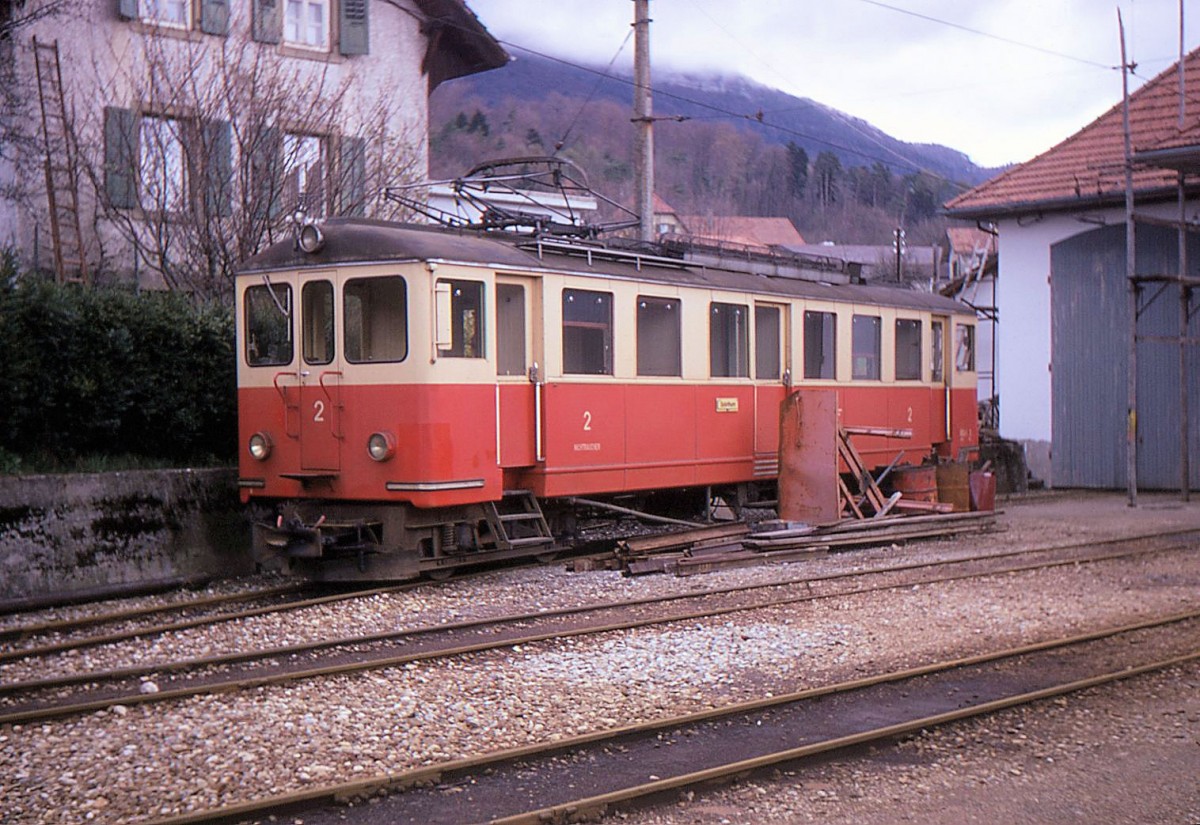 Der OJB-Triebwagen 2 (ehemals SNB-Triebwagen 3, gebaut 1920, neue Fhrerstnde 1961, Abbruch 1973) in Wiedlisbach SNB. 26.April 1970.