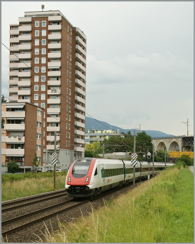 Der optischen Nasenspitze beraubt, zeigt dieses Bild dass auch ein ICN  Puffer  hat.
Zwischen Grenchen Sd und Lengnau am 7. Juni 2011