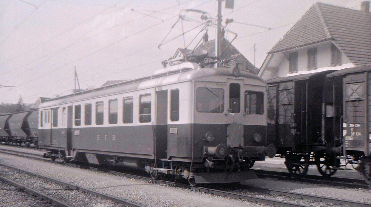 Der Originaltriebwagen der Sensetalbahn BDe 2/4 101 aus dem Jahr 1938. Laupen, 21.Mai 1963 
