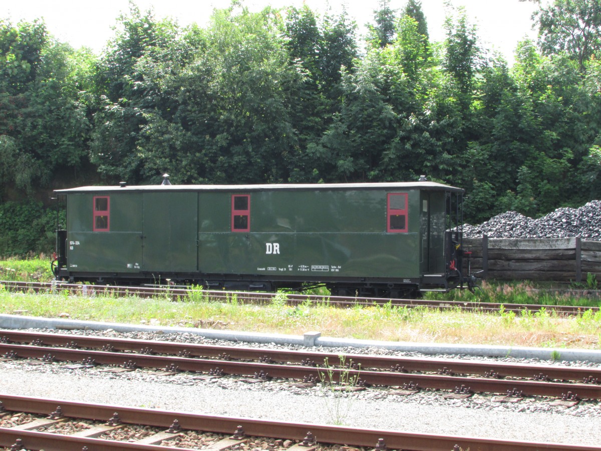 Der Packwagen 974-324 stand abgestellt am 12.Juli.2013 in Cranzahl