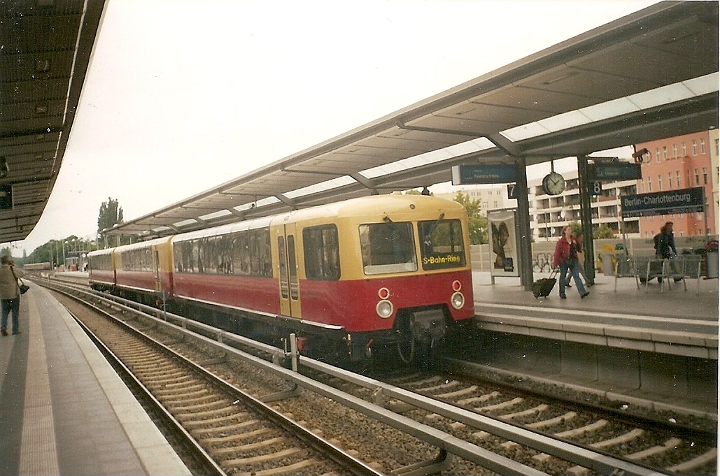 Der Panoramzug 488 001/888 001/488 501 im Berliner Bahnhof Charlottenburg.
