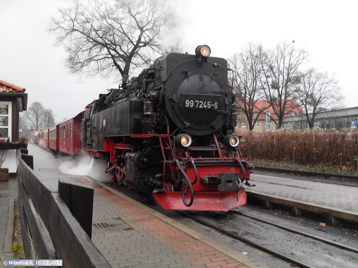 Der Personenzug nach Nordhausen f�hrt am Nachmittag des 16.12.2011 in Wernigerode Westerntor ein. Hier ist 99 7245-6 noch ohne Zierrahmen am Nummernschild zu sehen.