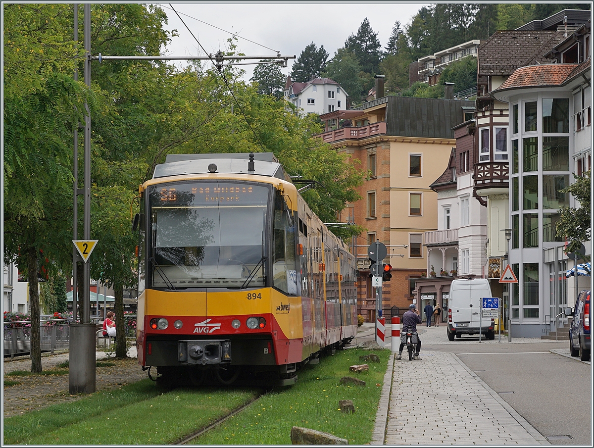 Der von Pforzheim kommende AVG 450 894 zwischen Bad Wildbad Bf und Bad Wildbad Uhlandplatz. 

15. Sept. 2021