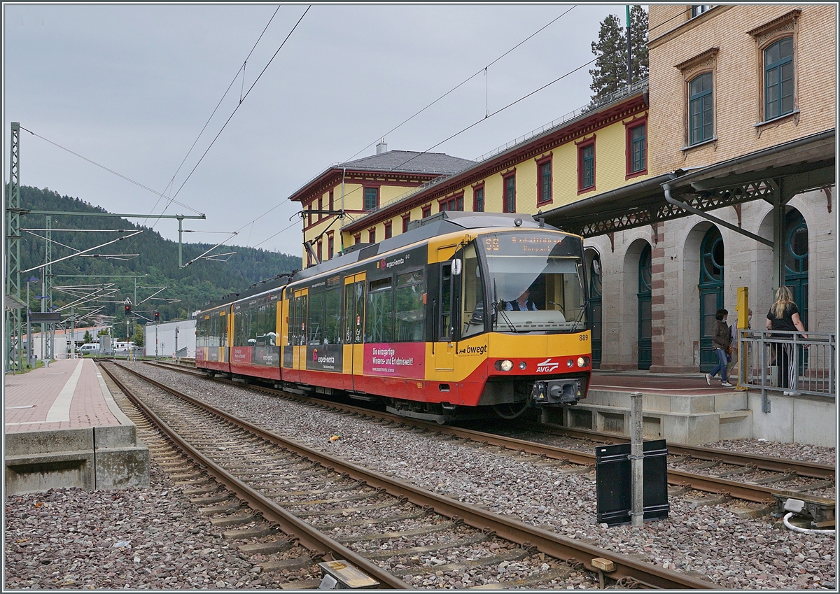 Der von Pforzheim kommende AVG 450 889 beim Halt in Bad Wildbad Bf. 

15. Sept. 2021