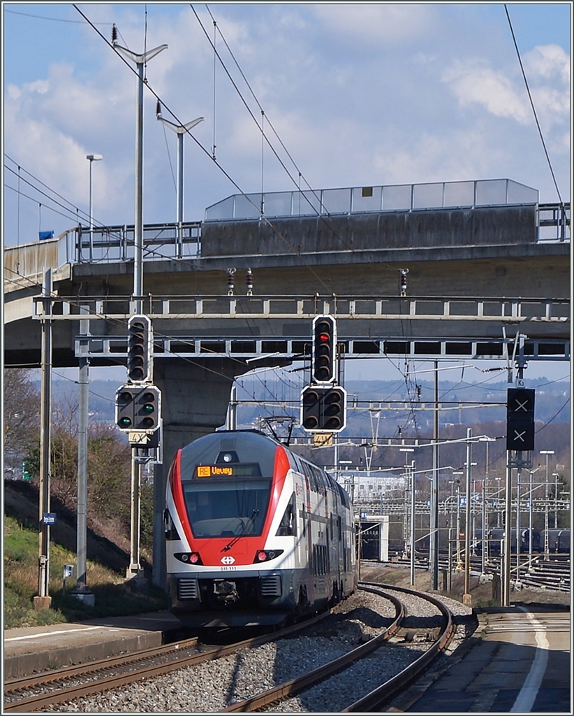 Der RABDe 511 111 als RE 2719 von Genève nach Vevey fährt in Lonay-Preveranges ohne Halt durch. Die Haupt und Vorsignale 4X und 4W werden in Bälde durch neuen Signale im Hintergrund ersetzt.
5. März 2014