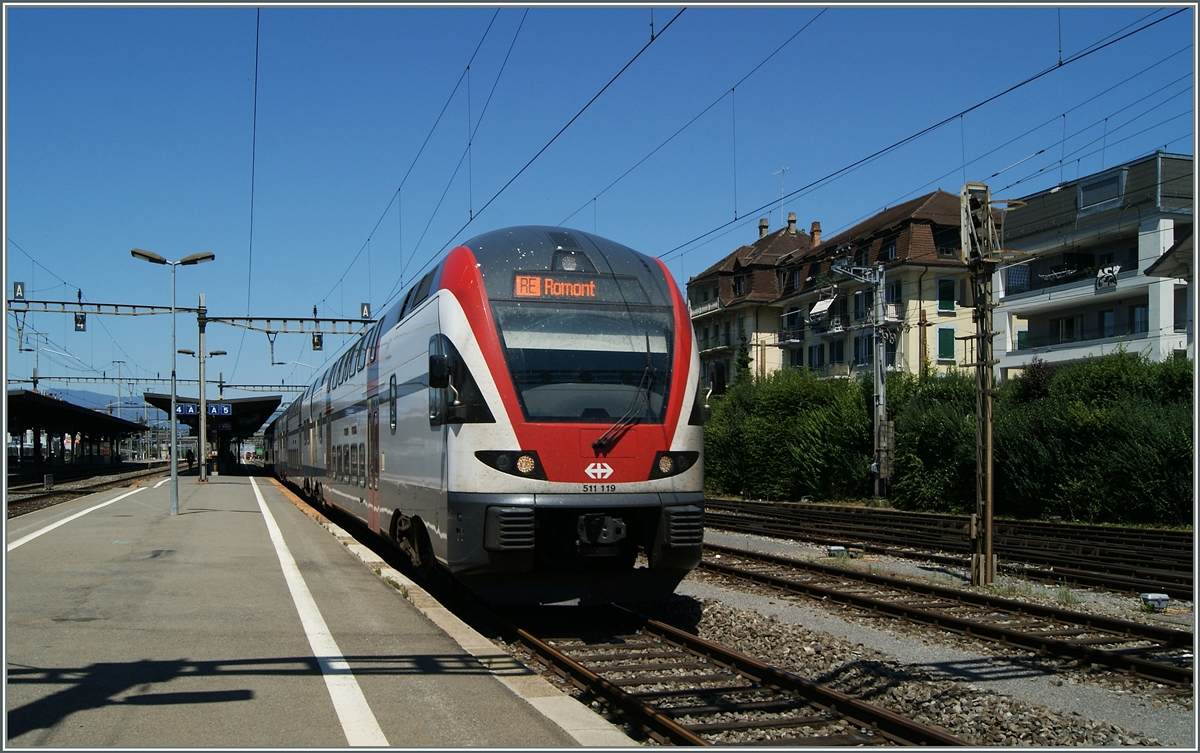 Der RABe 511 119 verlässt Renens VD Richtung Romont. 
10. Juli 2015