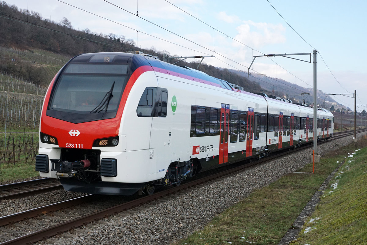 Der RABe 523-111 Flirt 3 auf Probefahrt bei Cressier am 7. Januar 2021.
Foto: Walter Rutsch