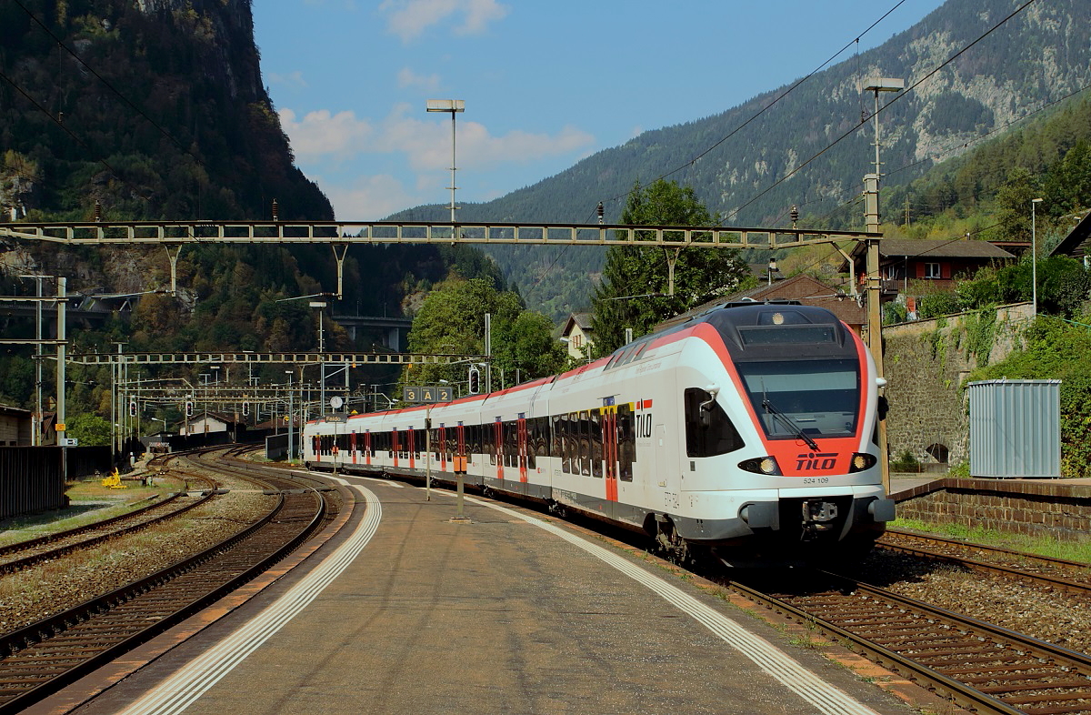 Der RABe 524 109 von TILO (S-Bahn Tessin) durchfährt am 13.09.2016 den Bahnhof Faido auf der Gotthard-Südrampe