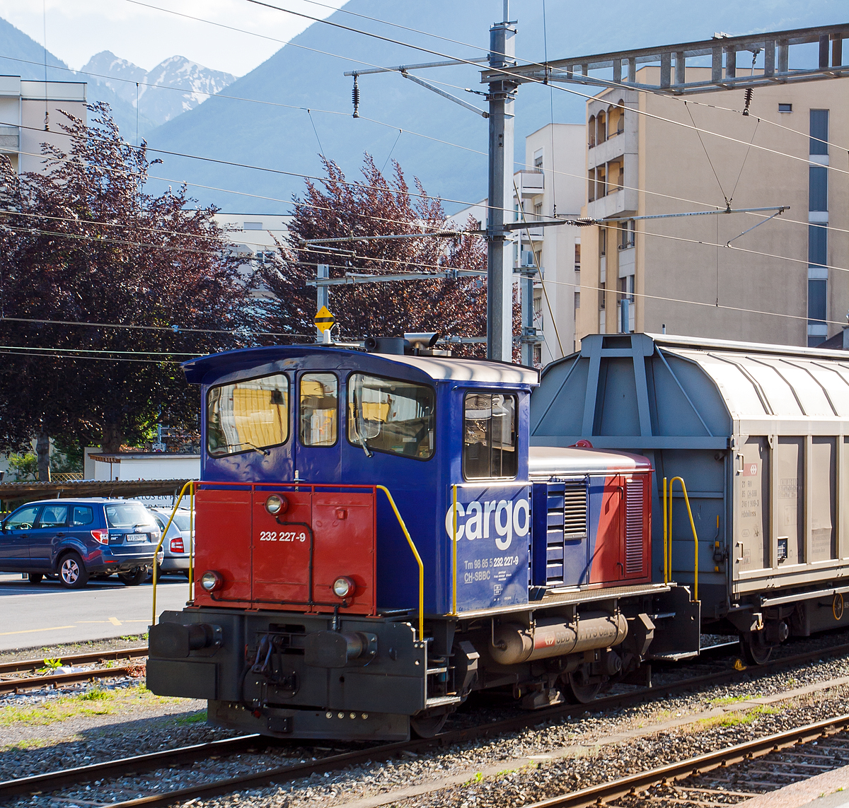 Der Rangiertraktor (Rangierlok) Tm 232 227-9 (Tm 98 85 5 232 227-9 CH-SBBC) der SBB Cargo, ex SBB Tm IV -  9677, ist am 28.05.2012 beim Bahnhof Martigny abgestellt.

Die Lok wurde 1976 von der SLM unter der Fabriknummer 5084 gebaut und an die SBB, als Tm IV -  9677, geliefert. Ein Umbau, Remotorisierung (einschl. Partikelfiltern der neuesten Generation ohne Brenner) und Einbau einer Funkfernsteuerung erfolgte ca. im Jahr 2010 im SBB Industriewerk Biel, danach erfolgte die Umzeichnung in Tm 232 227-9. 

