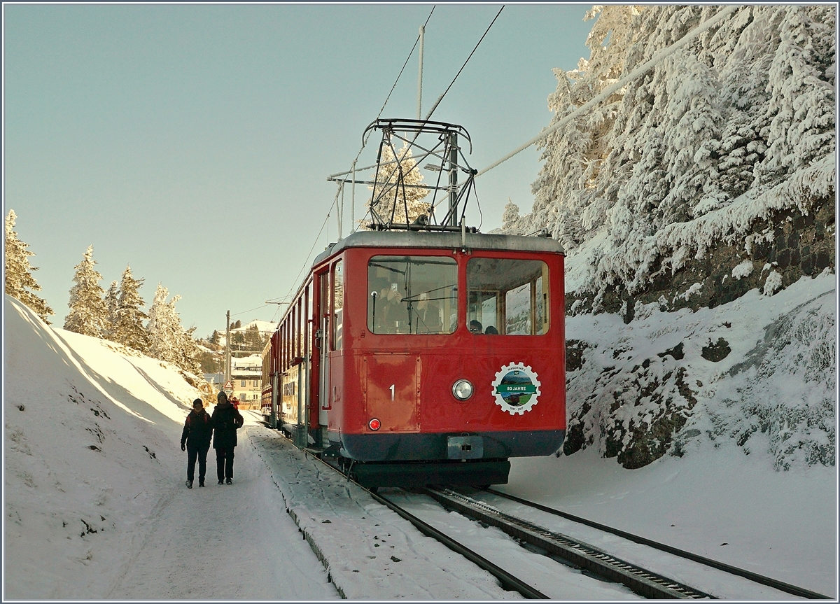 Der RB Triebwagen Bhe 2/4 Nr. 1 erreicht in Krze die Haltestelle Staffelhhe. Der Treibwagen wurde von SLM/BBC gebaut und am 30. Sept. 1937 in Betrieb genommen. Bergwrts erreicht er 18 km/h, talwrts 12 km/h.
 24. Februar 2018 