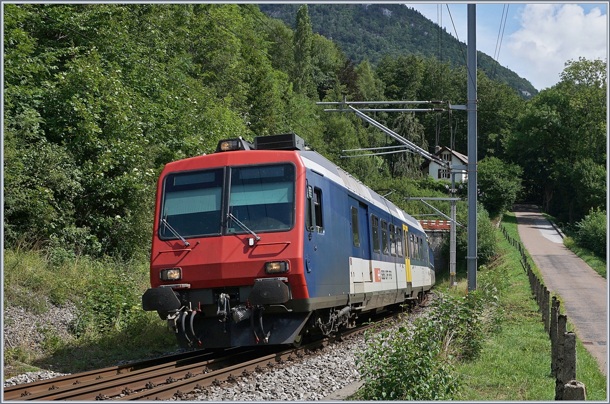 Der RBDe 562 004-2 als RE 18124 von Neuchâtel nach Frasne bestehend aus folgenden Fahrzeugen: RBDe 562 004-2, AB 50 85 30-603-1, B 50 85 20-35 600-9, B 50 85 20-35 602-5 und dem Bt 50 85 29-35 952-5, bei der Einfahrt in Champs-du-Moulin, eine Station, die der RE ohne Halt durchfährt. 

13. August 2019.