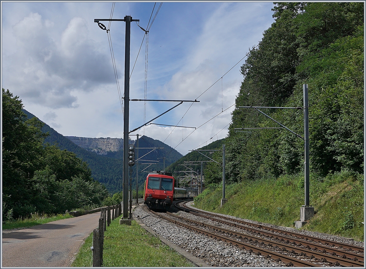 Der RBDe 562 004-2 als RE 18124 von Neuchâtel nach Frasne bestehend aus folgenden Fahrzeugen (Spitze -> Schluss): RBDe 562 004-2, AB 50 85 30-603-1, B 50 85 20-35 600-9, B 50 85 20-35 602-5 und dem Bt 50 85 29-35 952-5, bei der Durchfahrt in Champs-du-Moulin. 

13. August 2019