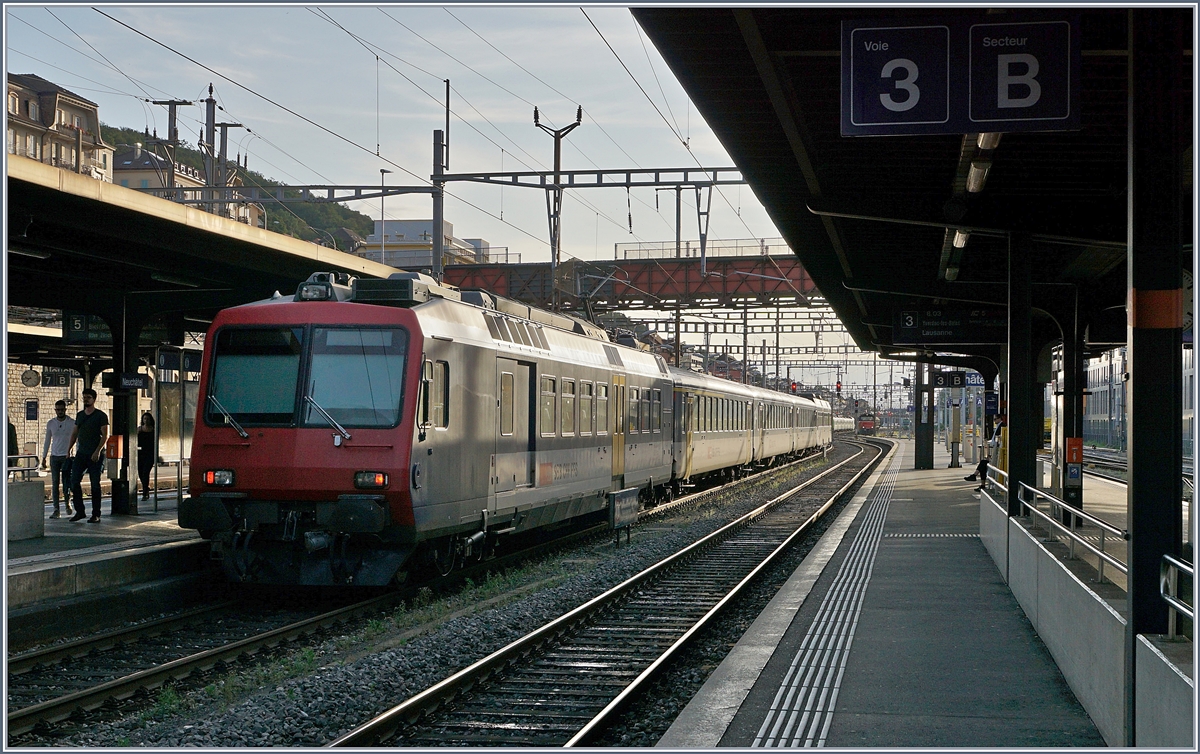 Der RBDe 562 004-2 als Regionalzug 7257 von Yverdon in Neuchâtel eingetroffen (an 7:44)  wird als RE 18122 nach Frasne fahren (ab 8:37) Der abgehende Zug besteht aus folgenden   Fahrzeugen: RBDe 562 004-2, AB 50 85 30-603-1, B 50 85 20-35 600-9, B 50 85 20-35 602-5 und dem Bt 50 85 29-35 952-5. 

13. August 2019.