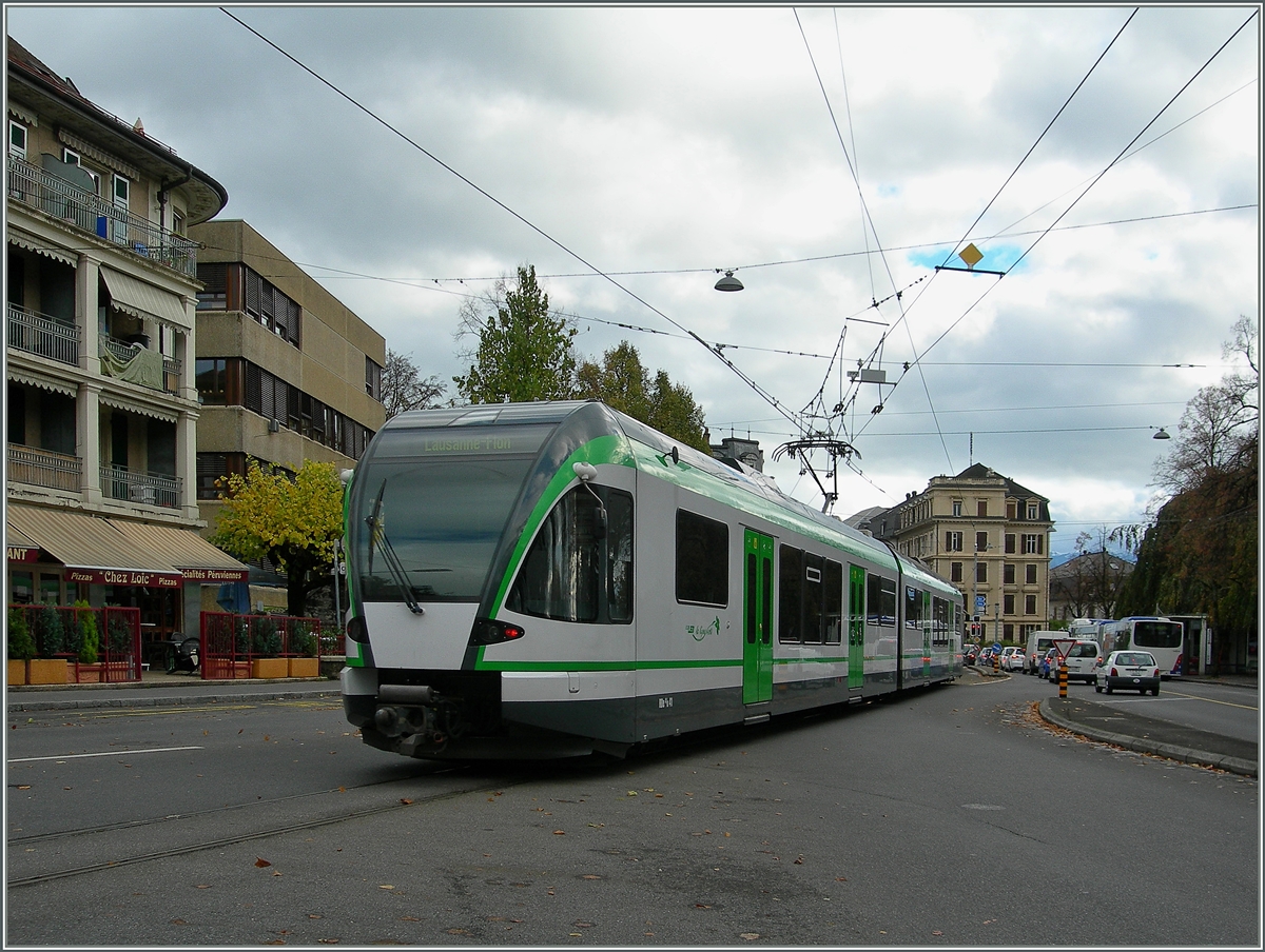 Der RBe 4/8 41 auf dem Weg nach Lausanne Flon kämpft sich durch Verkehrs- Fahrleitungs-Wirrwar in Lausanne. 
6. Nov. 2013