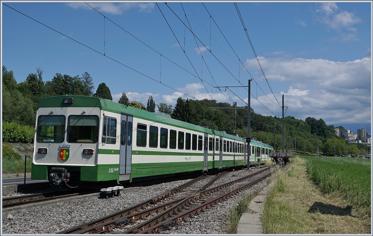 Der RBe 4/8 49 und LEB Be 4/8 34  Prilly  verlasen die Station Jouxtens-Mézery in Richtung Lausanne Flon.

22. Juni 2020