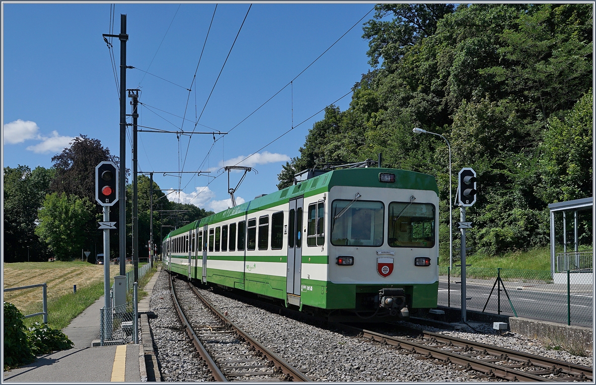 Der RBe 4/8 49 und LEB Be 4/8 35  Romanel  verlassen die Station Jouxtens-Mézery.

22. Juni 2020