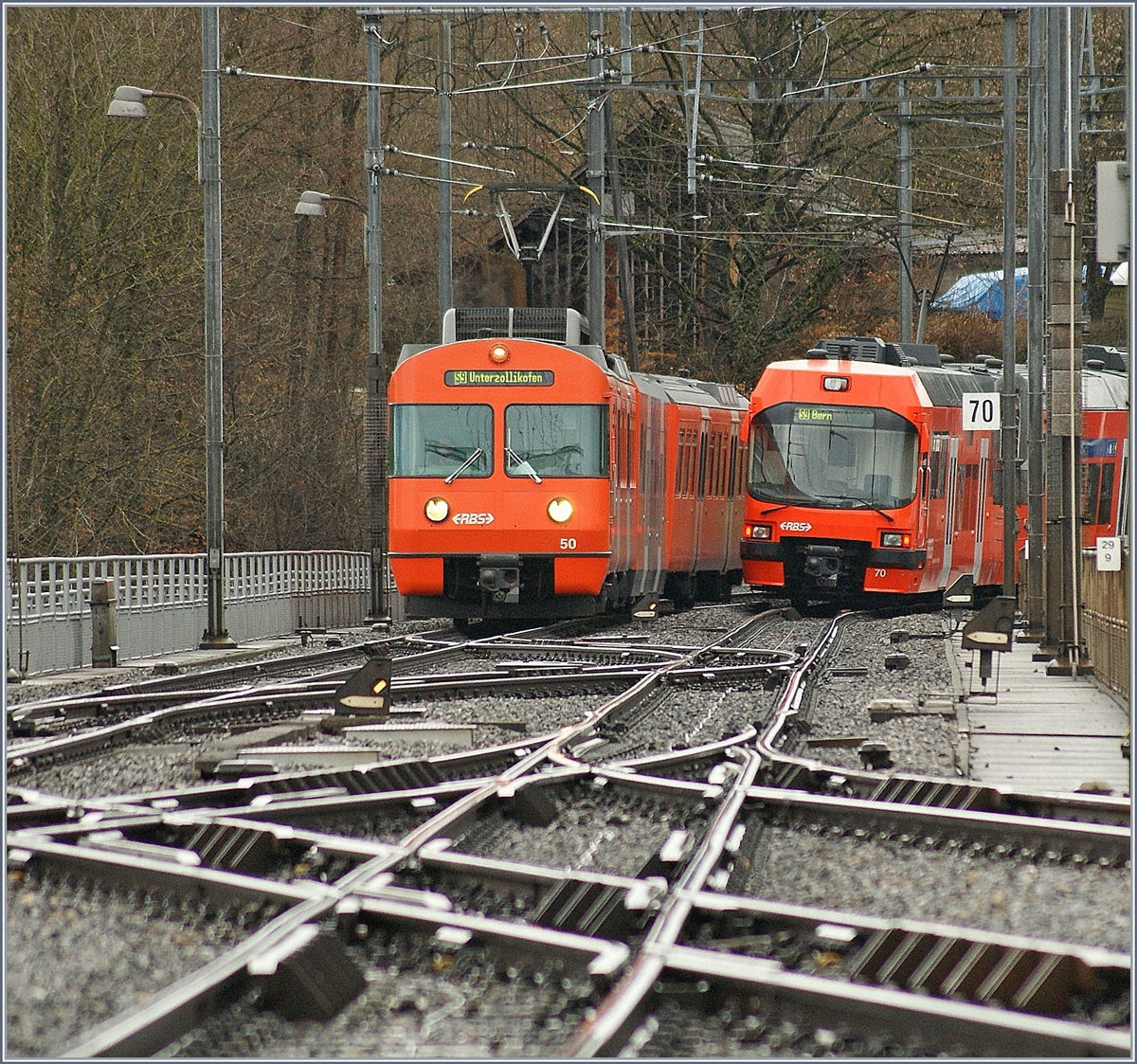 Der RBS Be 4/12 50  Mandarinli  als S9 nach Unterzollikofen begegnet bei Worblaufen seinem Gegenzug, dem Be 4/12 70  Seconda .
Die Strecke Worblaufen - Bern (RBS) gilt als die am dichtesten befahren Doppelspurstrecke der Schweiz.
26. Feb. 2010