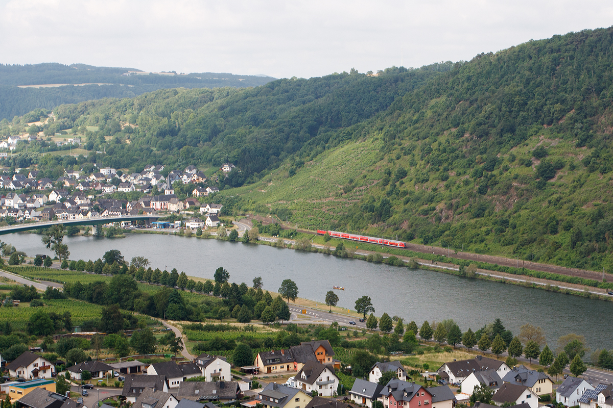 
Der RE 1  Mosel-Saar-Express   (Saarbrücken - Trier - Koblenz) fährt am 21.06.2014, geschoben von einer BR 143, durchs Mosseltal in Richtung Koblenz, hier zwischen Löf und Kattenes.